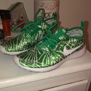 Like new nike juvenate print nature green woman’s size 6.5